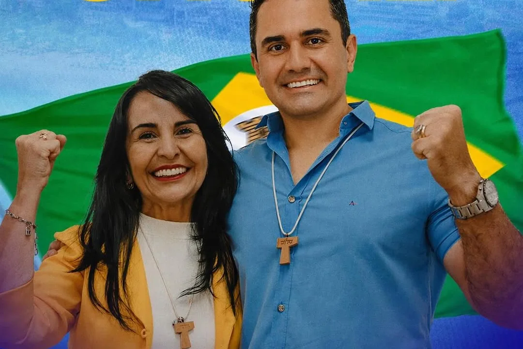 Alcyvania Pinheiro e Alcy Pinheiro, candidatos a deputada federal e deputado estadual pelo Ceará, com a bandeira do Brasil ao fundo